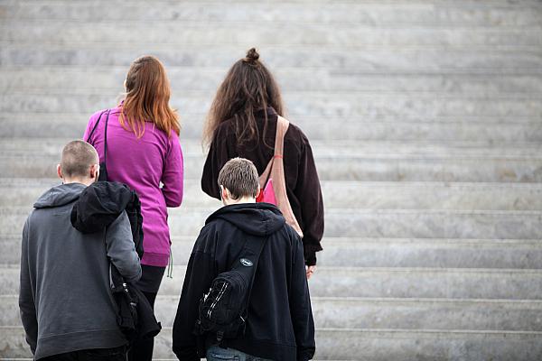 Vier junge Leute auf einer Treppe, über dts Nachrichtenagentur