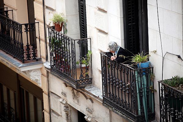 Seniorin schaut von einem Balkon, über dts Nachrichtenagentur