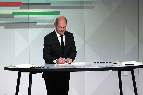 Olaf Scholz unterschreibt Koalitionsvertrag, über dts Nachrichtenagentur