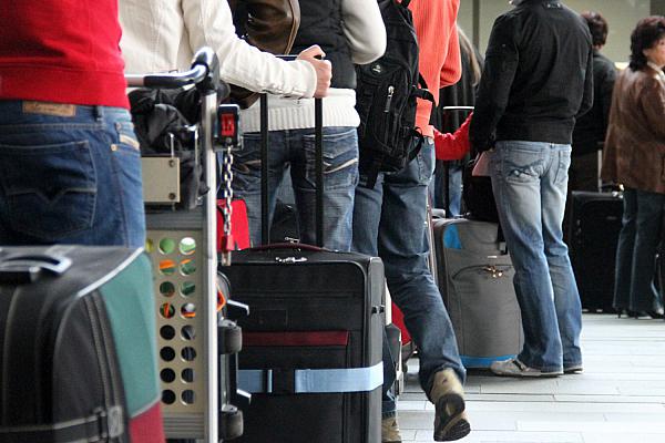 Touristen beim Check-in am Flughafen, über dts Nachrichtenagentur