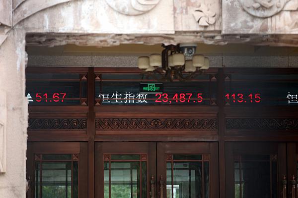 Chinesische Börsenkurse auf einem Laufband, über dts Nachrichtenagentur