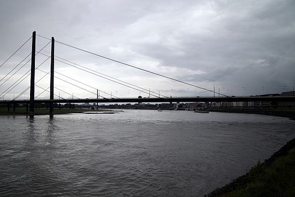 Rheinkniebrücke am Rhein bei Düsseldorf, über dts Nachrichtenagentur
