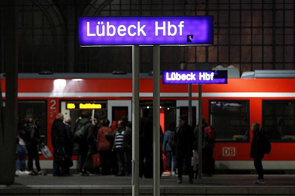 Passagiere im Lübeck Hbf, über dts Nachrichtenagentur