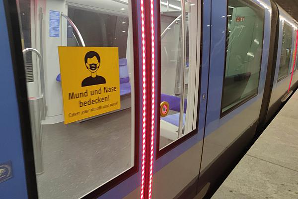 Hinweis auf die Maskenpflicht an einer Münchner U-Bahn, über dts Nachrichtenagentur