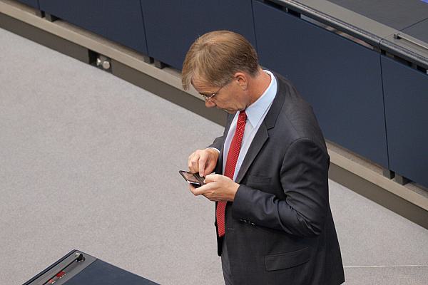 Dietmar Bartsch bei der Nutzung eines Handys, über dts Nachrichtenagentur