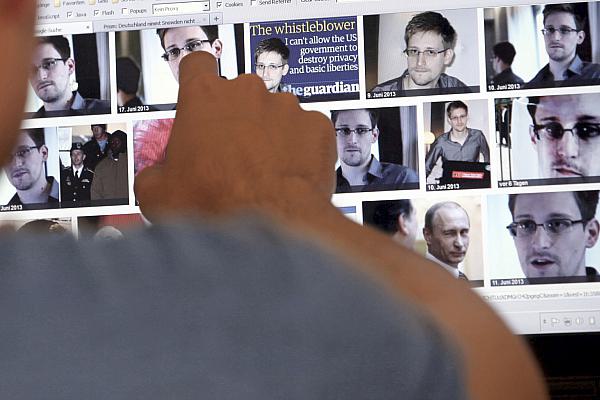 Mediennutzer betrachtet das Ergebnis der Google-Bildersuche zu Edward Snowden, über dts Nachrichtenagentur