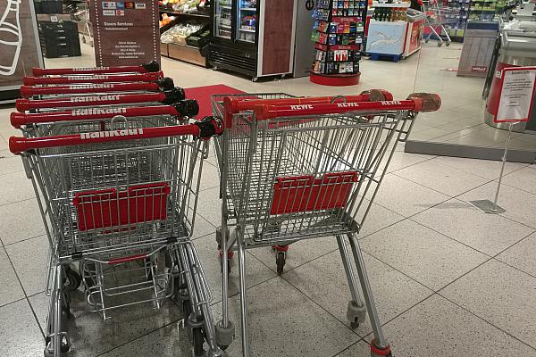 Einkaufswagen vor einem Supermarkt, über dts Nachrichtenagentur