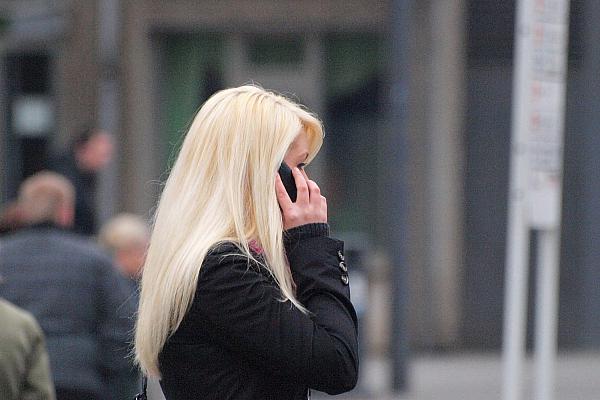 Blonde Frau mit Telefon, über dts Nachrichtenagentur