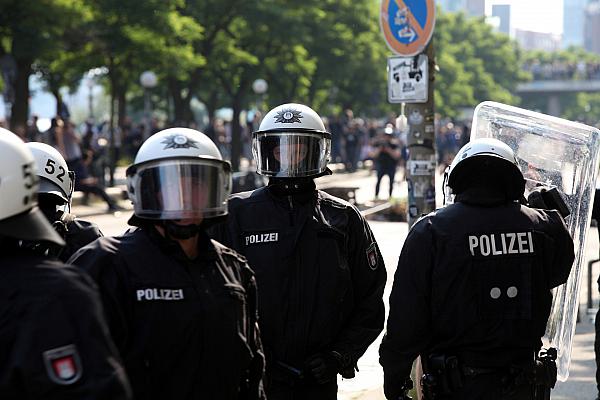 Polizei bei Protestveranstaltung, über dts Nachrichtenagentur
