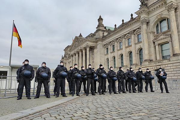 Polizei vor Bundestag, über dts Nachrichtenagentur