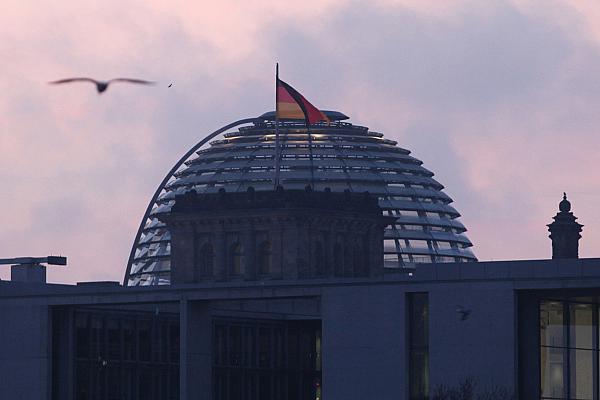 Reichstagskuppel bei Sonnenaufgang, über dts Nachrichtenagentur