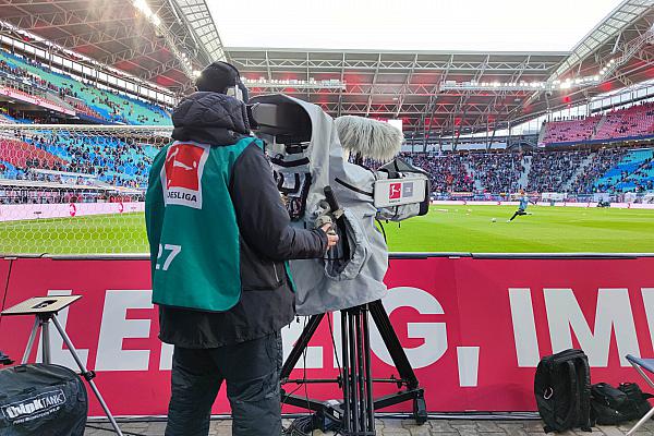 Kameramann bei Bundesligaspiel, über dts Nachrichtenagentur