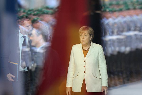 Angela Merkel hinter einer Glasscheibe im Spiegel von Bundeswehrsoldaten, über dts Nachrichtenagentur