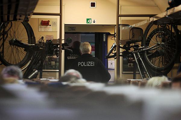 Polizisten im Zug, über dts Nachrichtenagentur
