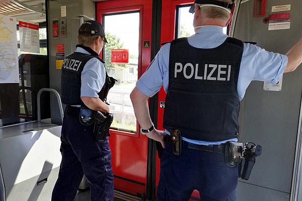 Zwei Polizisten im Zug, über dts Nachrichtenagentur