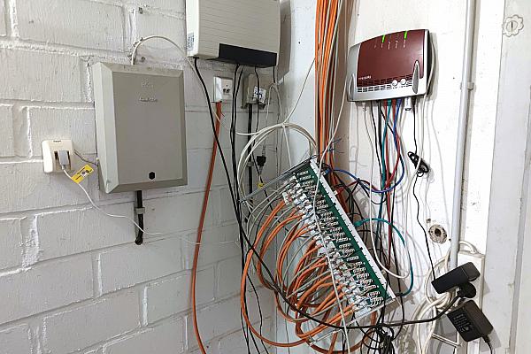 Netzwerk-Kabel in einem Hausanschlussraum, über dts Nachrichtenagentur