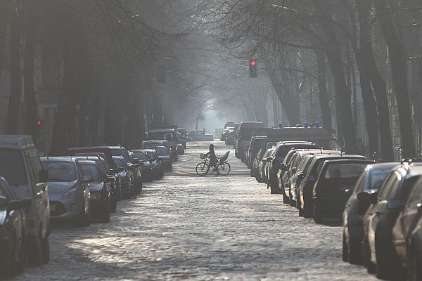 Parkende Autos in einer Straße, über dts Nachrichtenagentur