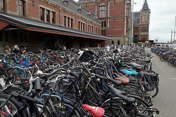 Fahrräder am Bahnhof Amsterdam Centraal, über dts Nachrichtenagentur
