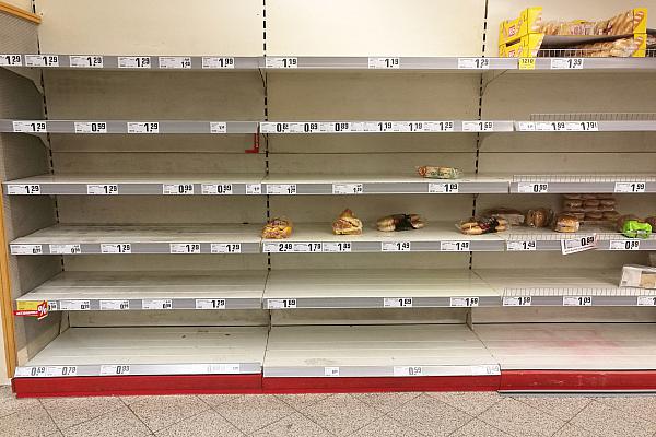 Fast ausverkauftes Brot im Supermarkt zu Beginn der Corona-Pandemie , über dts Nachrichtenagentur