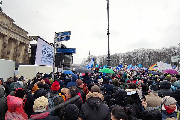 Demo gegen Waffenlieferungen am 25.02.2023, über dts Nachrichtenagentur