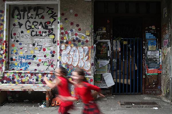 Kinder vor einem unsanierten Haus in Berlin-Neukölln, über dts Nachrichtenagentur