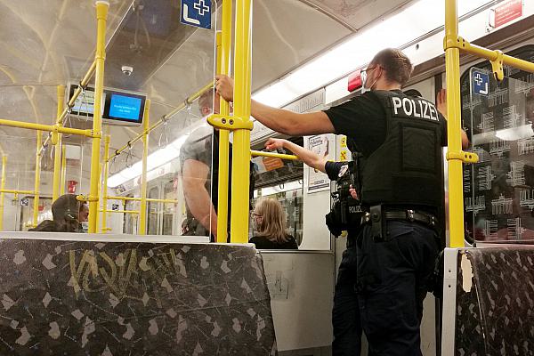 Polizisten in einer U-Bahn, über dts Nachrichtenagentur
