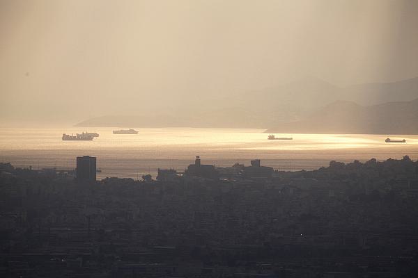 Containerschiffe vor der Küste von Griechenland bei Athen und Piräus, über dts Nachrichtenagentur