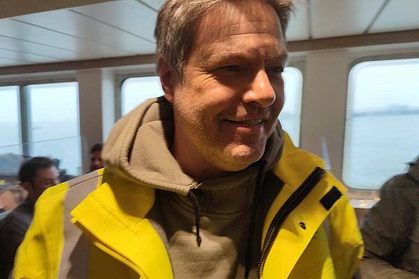 Robert Habeck bei Einweihung des ersten LNG-Terminals vor Wilhelmshaven, über dts Nachrichtenagentur