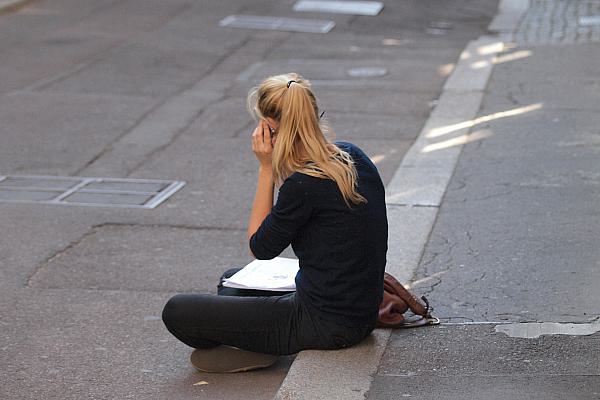 Junge Frau beim Telefonieren, über dts Nachrichtenagentur