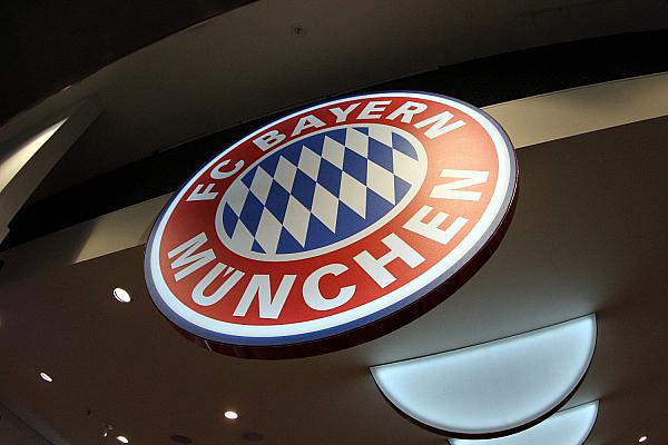 Logo des FC Bayern München in einem Fanshop, über dts Nachrichtenagentur