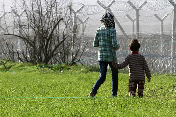 Flüchtlinge vor einem Grenzzaun (Archiv), über dts Nachrichtenagentur