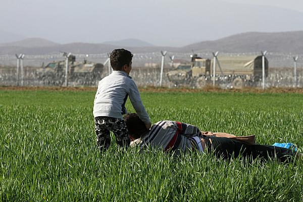 Flüchtlinge vor dem mazedonischen Grenzzaun (Archiv), über dts Nachrichtenagentur