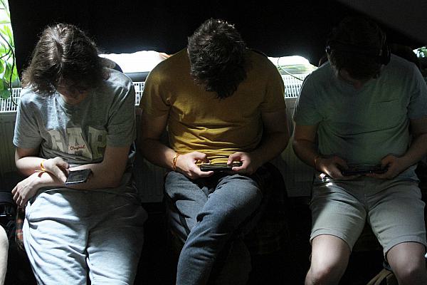 Junge Leute mit Smartphones, über dts Nachrichtenagentur