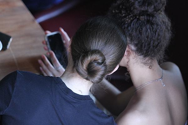 Junge Frauen mit Smartphone, über dts Nachrichtenagentur