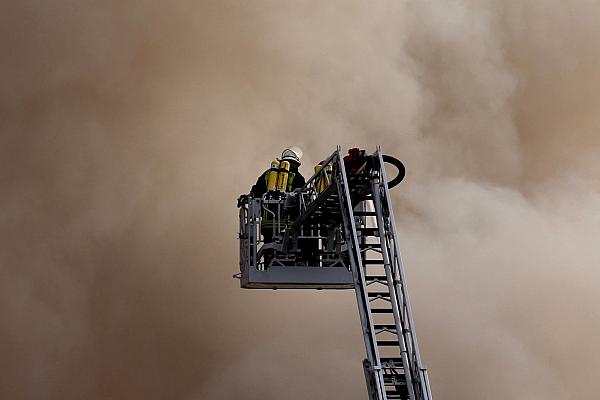 Feuerwehr auf einer Drehleiter (Archiv), über dts Nachrichtenagentur