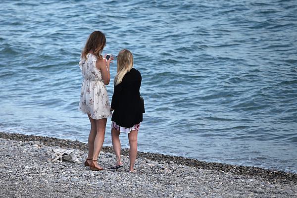 Zwei junge Frauen am Strand, über dts Nachrichtenagentur