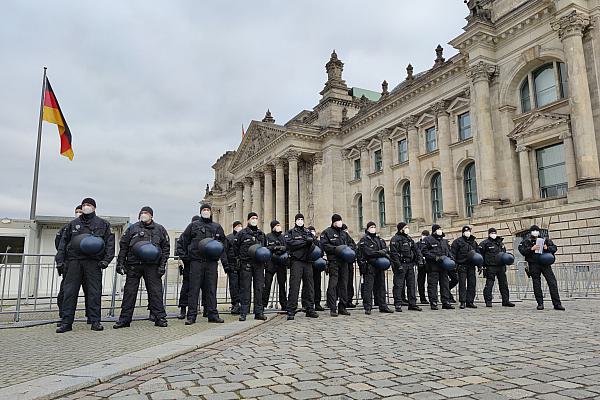 Polizei im Herbst 2020 vor dem Reichstagsgebäude, über dts Nachrichtenagentur