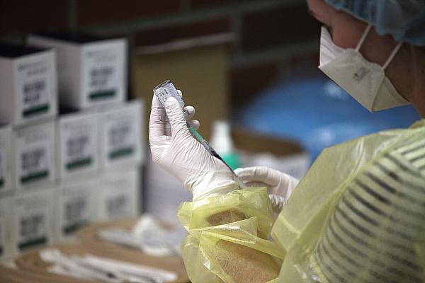 Impfspritze mit Moderna wird aufgezogen (Archiv), über dts Nachrichtenagentur