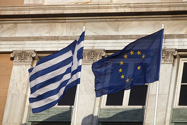 Fahnen von Griechenland und EU (Archiv), über dts Nachrichtenagentur