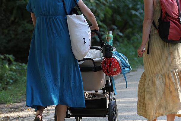 Zwei Frauen mit Kinderwagen im Sommer 2023, über dts Nachrichtenagentur