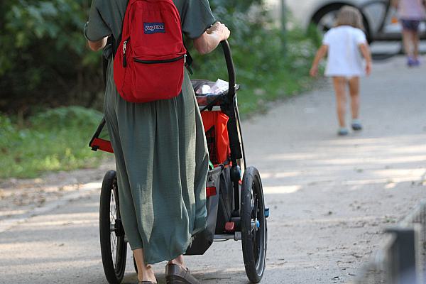 Mutter mit Kind und Kinderwagen am 21.08.2023, über dts Nachrichtenagentur
