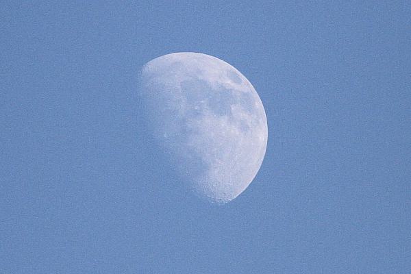 Mond (Archiv), Mond bei Tageslicht, blauer Himmel, über dts Nachrichtenagentur