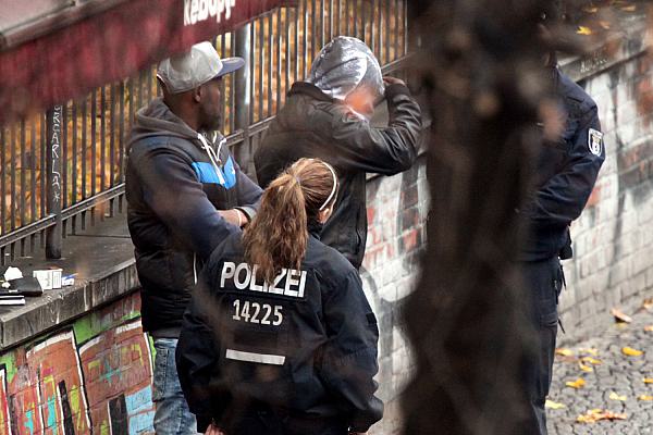 Polizei kontrolliert Drogendealer (Archiv), über dts Nachrichtenagentur