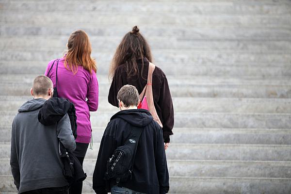 Vier junge Leute auf einer Treppe (Archiv), über dts Nachrichtenagentur