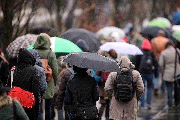 Menschen mit Regenschirm (Archiv), über dts Nachrichtenagentur