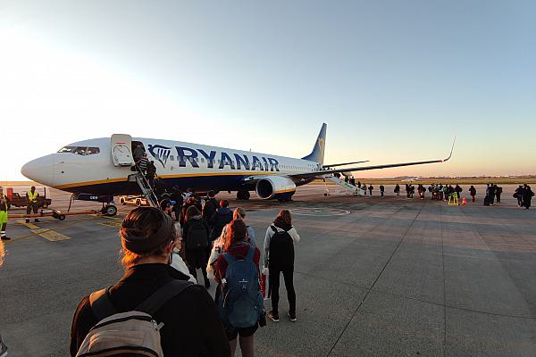 Passagiere laufen über das Rollfeld zu einem Ryanair-Flugzeug (Archiv), über dts Nachrichtenagentur