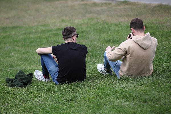 Zwei junge Männer in einem Park (Archiv), über dts Nachrichtenagentur