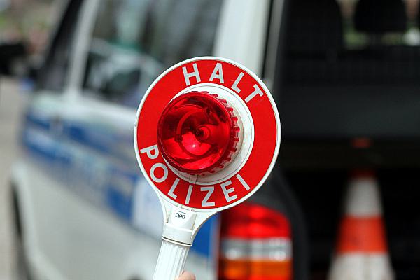 Halt-Stopp-Schild der Polizei bei einer Verkehrskontrolle (Archiv), über dts Nachrichtenagentur