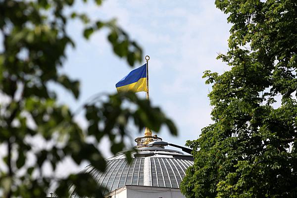 Ukrainische Flagge auf dem Parlament in Kiew (Archiv), über dts Nachrichtenagentur