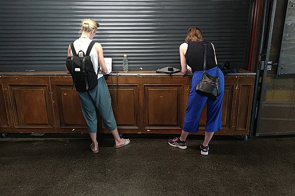 Zwei Frauen mit Laptop (Archiv), über dts Nachrichtenagentur